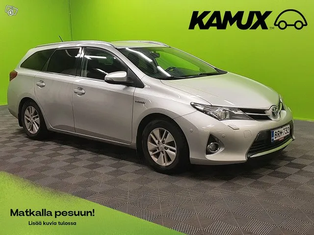 Toyota Auris Touring Sports 1,8 Hybrid Active / Merkkihuollettu / Suomi-auto / Lohkolämmitin + Pistoke / Koukku Image 1